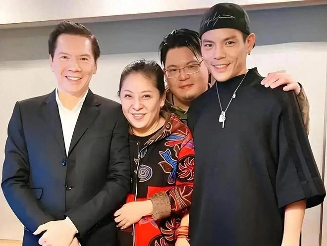 后悔惯坏小儿子打人入狱生活纸醉金迷开元棋牌网站向佑近照瘦到不敢认向太(图3)