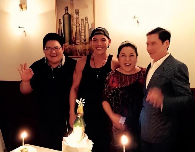 后悔惯坏小儿子打人入狱生活纸醉金迷开元棋牌网站向佑近照瘦到不敢认向太(图15)